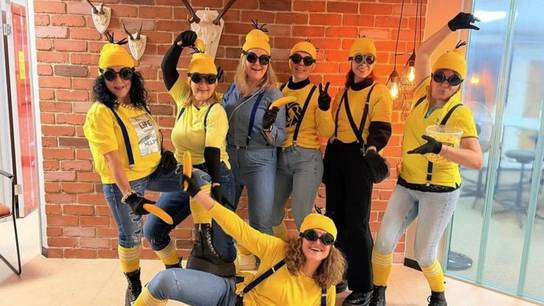 Mitarbeitende der SRH Schulen GmbH haben sich zum Fasching als Minions verkleidet.