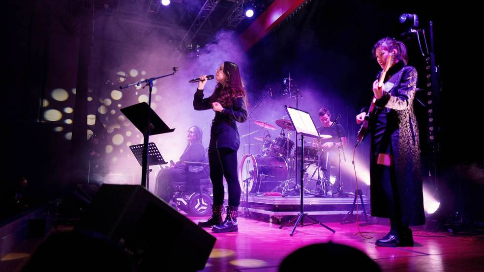 Die Band Dorn's Röschen auf der Bühne beim Live-Konzert des SRH School Band Awards 2024