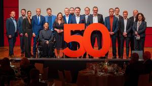 Abschluss des Festaktes zum 50. Jubiläum des SRH Bildungscampus Neckargemünd am 28.11.2024. Gruppenbild auf der Bühne.