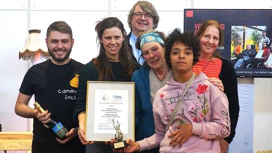 Gruppenfoto der stolzen Preisträger:innen bei der Preisverleihung des Goldenen Rollstuhls in Stuttgart