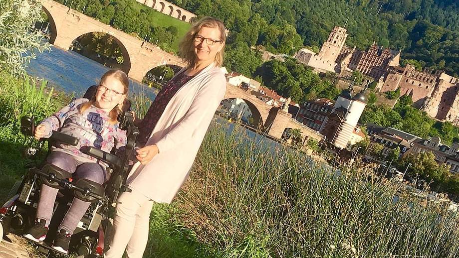 Internatsschülerin Kimberly und ihre Mutter genießen den Ausblick auf das Heidelberger Schloss und die Alte Brücke.