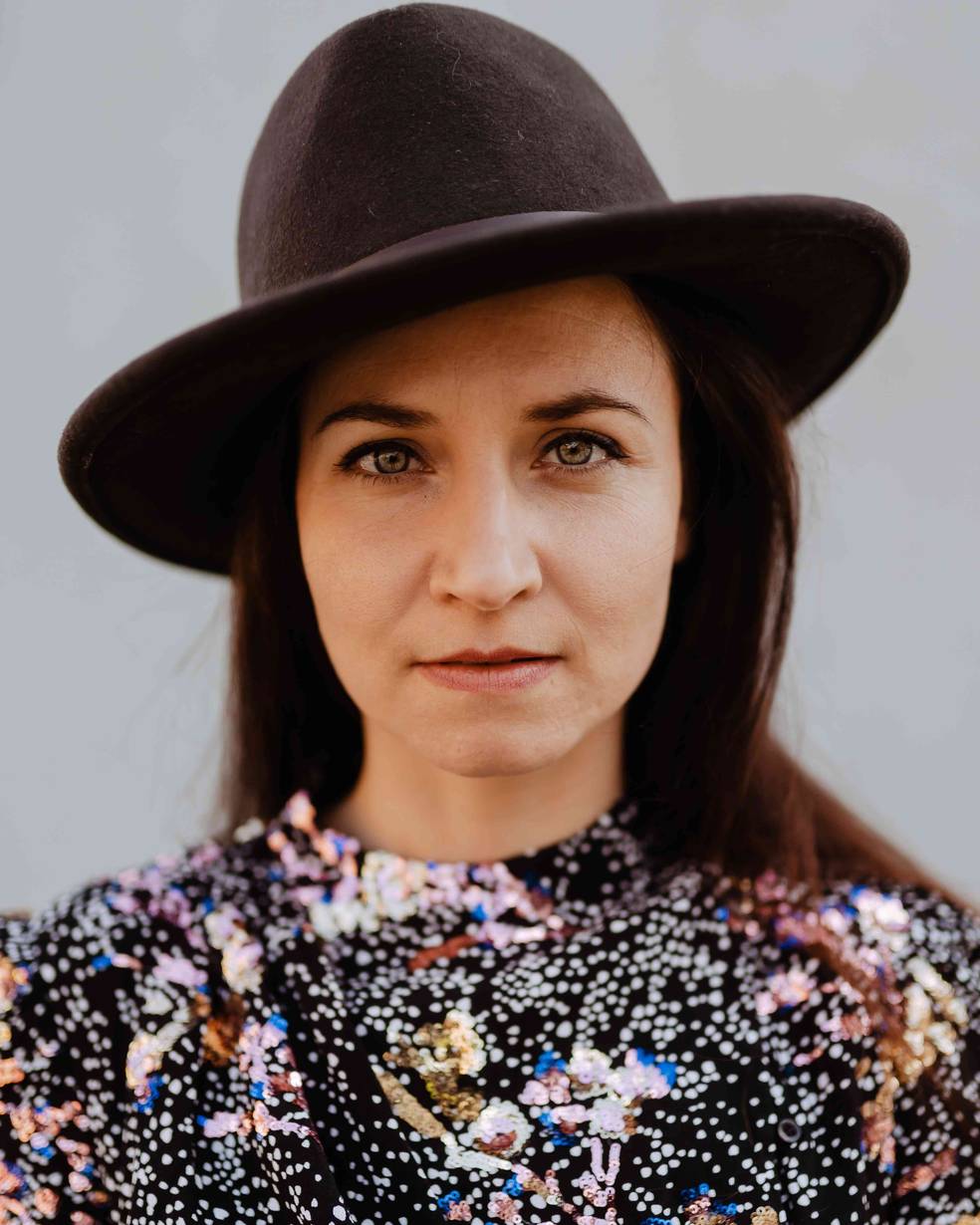 Portrait Jurorin Stephanie Neigel; sie trägt einen dunklen Hut