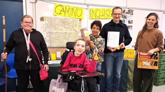 Gruppenbild der Schüler:innen mit Hermino Katzenstein MdL. inkl. Pilgerstempel, Pilgerstab, Pilgersack etc.