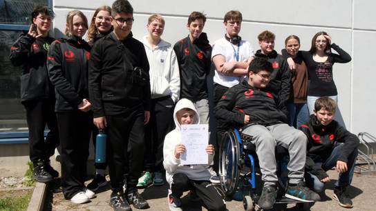 Einige unserer Schüler:innen beim Landesfinale „Jugend trainiert für Paralympics“ 2024 im Schwimmen