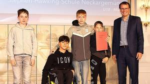 Vier Tischtennisspieler werden auf der Bühne für ihre tollen Leistungen und die Silbermedaille beim Bundesfinale der Schulen geehrt.
