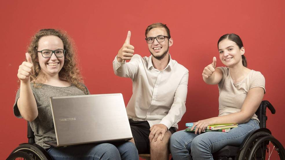 Drei Schüler:innen zeigen ihre Daumen hoch in die Kamera.