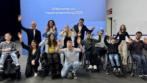 Gruppenbild der Schüler:innen des Beruflichen Gymnasiums der SRH Stephen-Hawking-Schule beim Besuch der Hauptversammlung der Lufthansa Group (Messe Frankfurt)