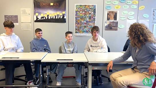Jutta unterhält sich mit vier Schülern der 8. Klasse zu dem Thema Maker Space.