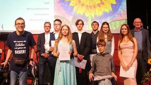 Gruppenfoto der Preisträger:innen des SRH Leistungspreises auf der Bühne.