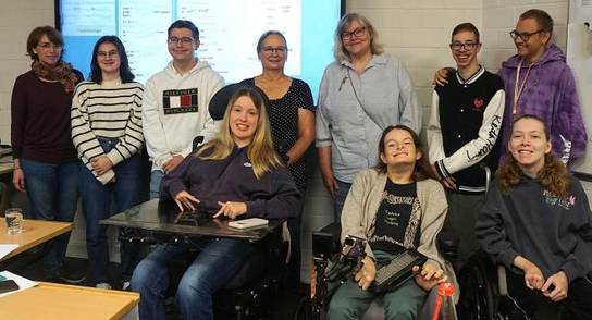 Gruppenbild beim Besuch der beiden SRH-Schwerbehindertenbeauftragten mit den Schüer:innen und Lehrkräften im Klassenzimmer.