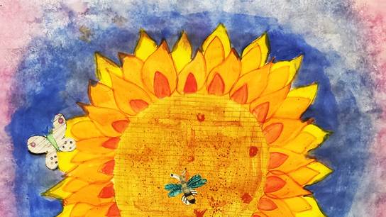 Schülerkunst zeigt mit Wassermalfarben gemalte Sonnenblume auf der ein Schmetterling sowie eine Biene sitzen.