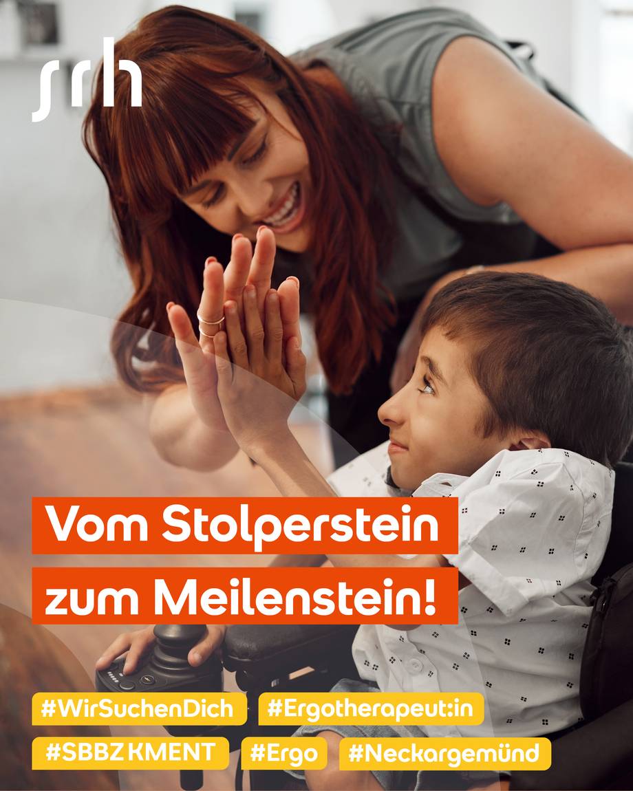 Ergotherapeutin und Schüler klatschen in die Hände.