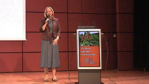 Ministerialdirektorin Isabel Kling begrüßt die Teilnehmenden des Schulgartenforums 2026 auf der Bühne.