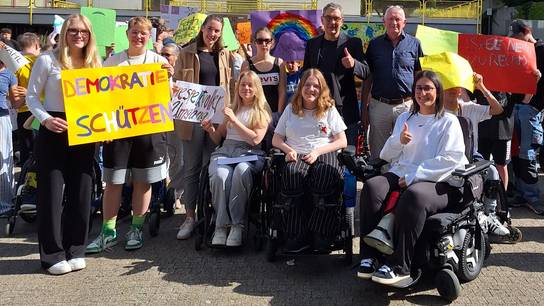 Schüler:innen und Lehrer:innen der SRH Schulen nahmen an der Aktion #IchStehAuf am 06.06.2024 teil.