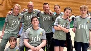 Mannschaftsfoto der Spieler und Trainer des SRH SHS Para Tischtennis Teams beim Frühjahrsfinale 2025 in Berlin.