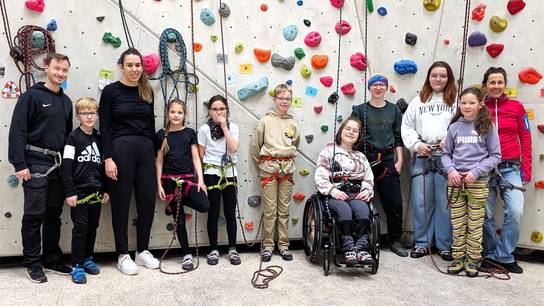 Gruppenbild der Schüler:innen und Lehrkräfte im Boulderzentrum Heidelberg.