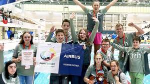 Zwei Gruppenbilder des SRH-SHS-Schwimmteams beim Bundesfinale in Berlin im Oktober 2026. Oberes Foto: vor dem Brandenburger Tor; unteres Foto: in der Schwimmhalle